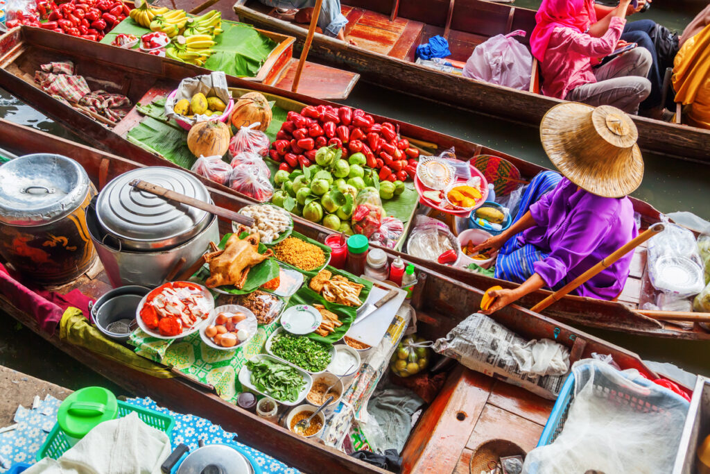 Einzigartige Aromen wie Zitronengras oder Ingwer, viel Reis, gegrilltes Fleisch und Gemüse sowie Meeresfrüchte, Kokosmilch und Currypasten machen die thailändische Küche aus.