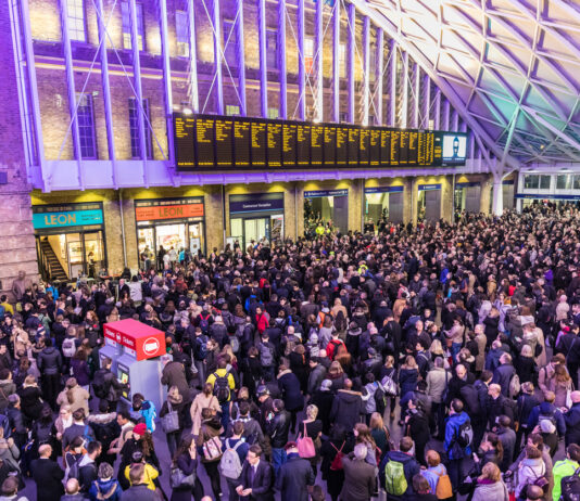 Andrang auf Bahnhof, weil die Deutsche Bahn günstige Tickets verschleudert
