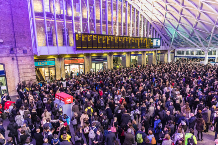 Andrang auf Bahnhof, weil die Deutsche Bahn günstige Tickets verschleudert
