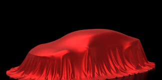 Ein Auto, dass von einem roten Tuch überzogen ist.
