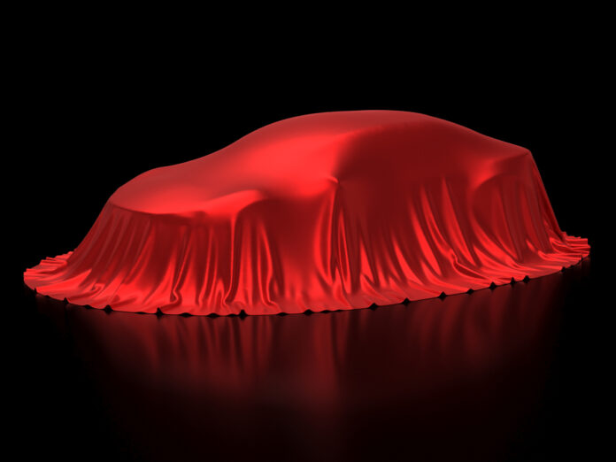 Ein Auto, dass von einem roten Tuch überzogen ist.