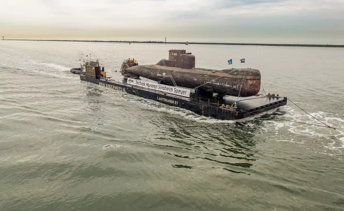 Ein U-Boot Transport im Rhein.