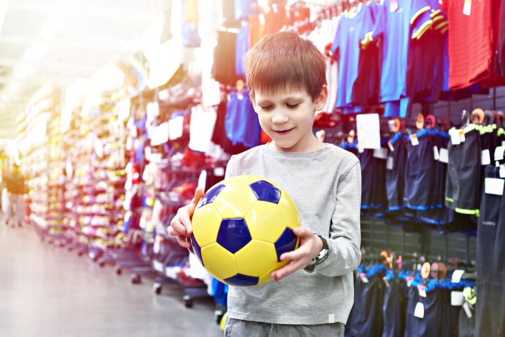 Neben Sportbekleidung gibt es in Sportgeschäften in Karlsruhe natürlich auch Fußbälle und andere Geräte.