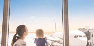 Bei Flugreisen mit Kindern gibt es einiges zu beachten. Dazu gehört zum Beispiel auch der Transport von Kinderwagen im Flugzeug.