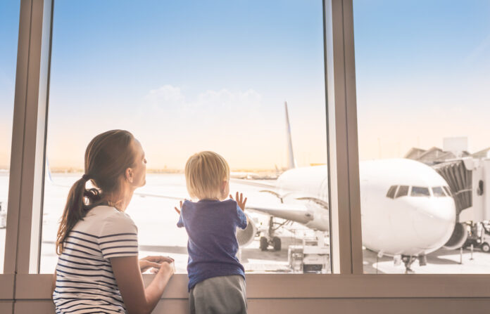 Bei Flugreisen mit Kindern gibt es einiges zu beachten. Dazu gehört zum Beispiel auch der Transport von Kinderwagen im Flugzeug.