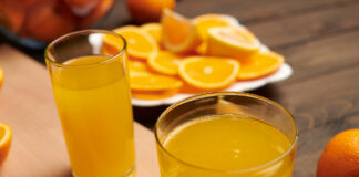 Orangen und Orangensaft.