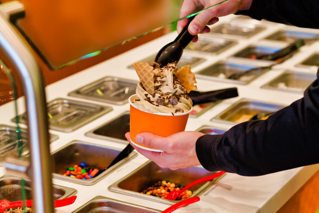 In vielen Läden gibt es die Möglichkeit, die Toppings für den Frozen Yogurt selbst zu wählen. 