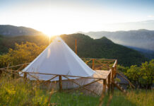 Glamping bezeichnet eine neue Art des Zeltens. Der Begriff setzt sich aus den zusammengefügten Wörtern „Camping” und „glamourous” zusammen.