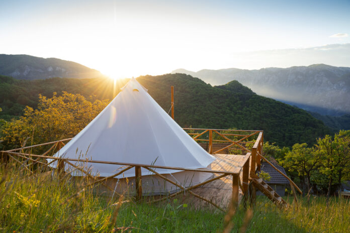 Glamping bezeichnet eine neue Art des Zeltens. Der Begriff setzt sich aus den zusammengefügten Wörtern „Camping” und „glamourous” zusammen.