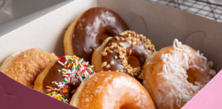 Donuts in einer pinken Box.