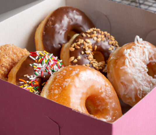 Donuts in einer pinken Box.