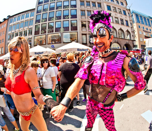 Buntes Treiben beim Christopher-Street-Day in Karlsruhe. Gay, Trans und queere Menschen nehmen teil in bunten und schrillen Kostümen. Sie tanzen auf den Straßen, auf dieser Demonstration.