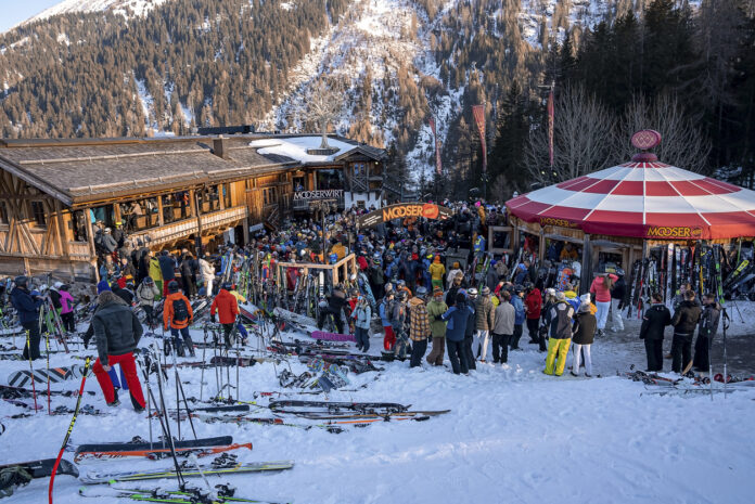 Massentouristen in einem Skigebiet.