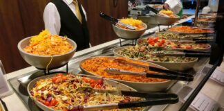 Gerichte und Speisesaal: Buffet an Bord von einem Luxus-Kreuzfahrtschiff