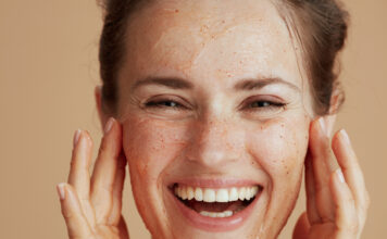 Eine Gesichtsmaske selbst machen, ist ganz einfach. Viele geeignete Zutaten hat man meist schon zu Hause!