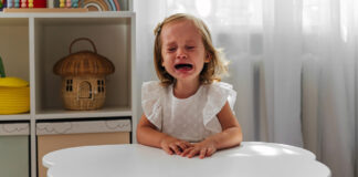 Ein kleines Mädchen weint.