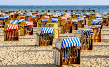 Typischer Strandkorb mit Sonnenschutz an der Ostsee