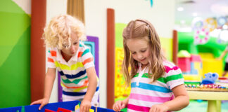 Ein Junge und ein Mädchen spielen in einer Kindertagesstätte.