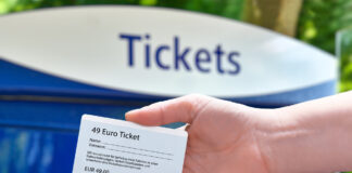 Das 49-Euro-Ticket wird in der Hand gehalten.