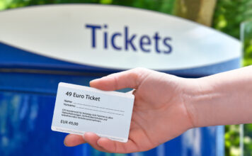 Das 49-Euro-Ticket wird in der Hand gehalten.