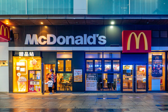 Eine chinesische McDonald's Fast Food Filiale mit großen Fenstern.