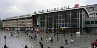 Der kölner Hauptbahnhof im Regen.
