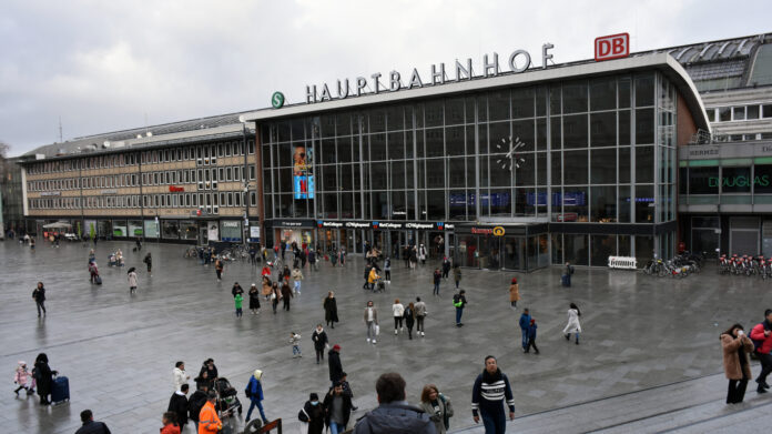 Der kölner Hauptbahnhof im Regen.