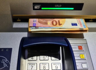 Bargeld wird aus einem Automaten abgehoben.