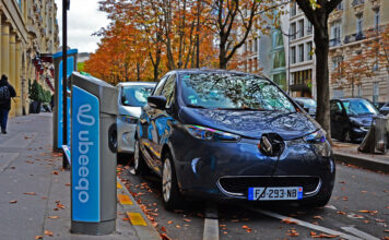 Ein elektrischer Renault parkt auf der Straße.