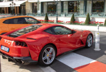 Ein Ferrari parkt in der Nähe des Monte Carlo Casino. Das sind die reichsten Unternehmen in Baden-Württemberg.