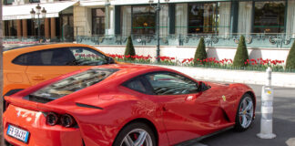 Ein Ferrari parkt in der Nähe des Monte Carlo Casino. Das sind die reichsten Unternehmen in Baden-Württemberg.
