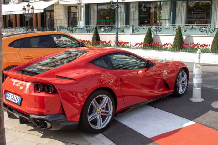 Ein Ferrari parkt in der Nähe des Monte Carlo Casino