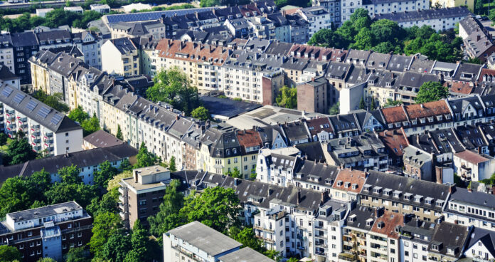 Ein Bild von Düsseldorf aus der Luft, auf dem viele Häuser in verschiedenen Farben zu sehen sind.