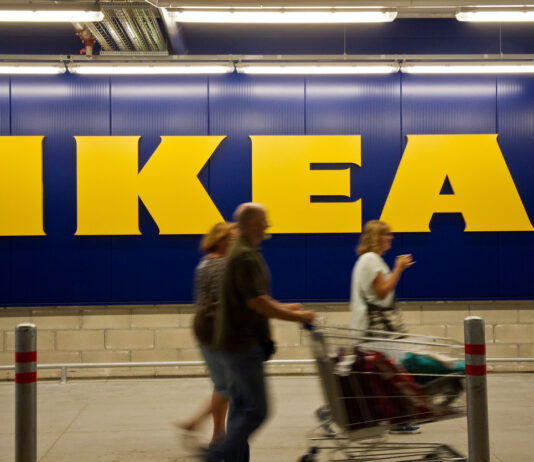 IKEA Schild mit Kunden und Einkaufswagen.