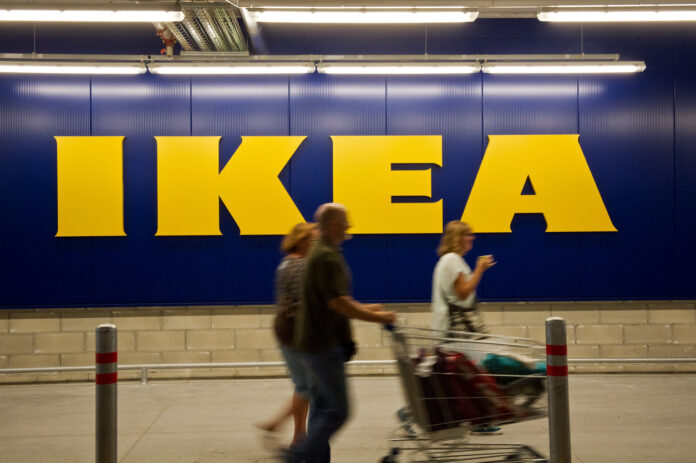 IKEA Schild mit Kunden und Einkaufswagen.