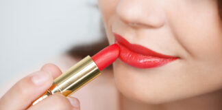 Lippenstift gibt es in allen möglichen Farben. Da fällt es oft schwer, sich für den richtigen Farbton zu entscheiden.