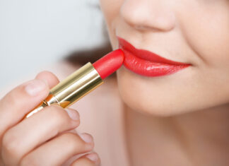 Lippenstift gibt es in allen möglichen Farben. Da fällt es oft schwer, sich für den richtigen Farbton zu entscheiden.