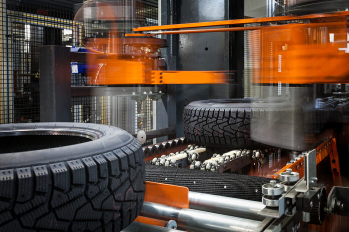 Reifenherstellung in einem großen Betrieb als Massenware