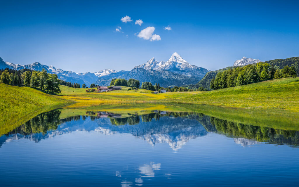 Malerisches Alpenpanorama lässt sich auf dem Salzalpensteig genießen. Dieser Fernwanderweg führt durch die Chiemsee-Region bis nach Österreich. 
