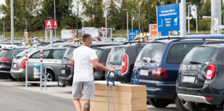 Ein Kunde schiebt seinen Einkauf über den IKEA-Parkplatz
