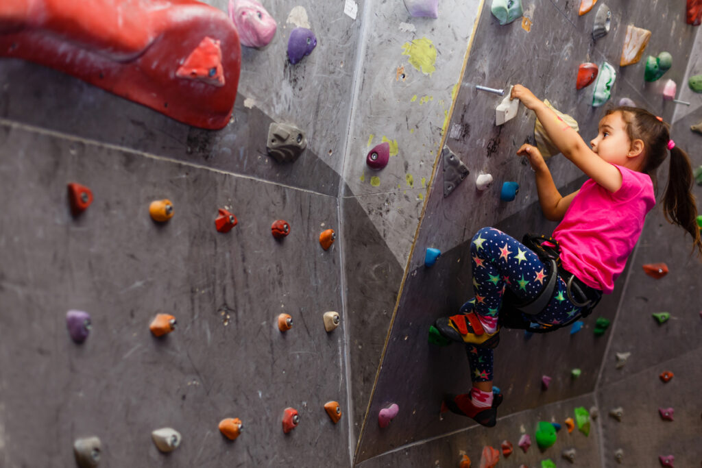 Es gibt ein großes Angebot an Boulder- und Kletterkursen für Kinder. 