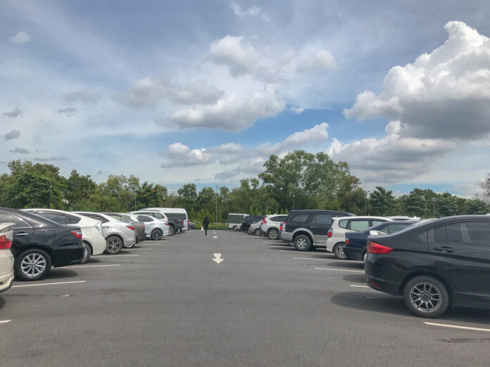 Parkende Autos auf einem sonnigen Parkplatz.