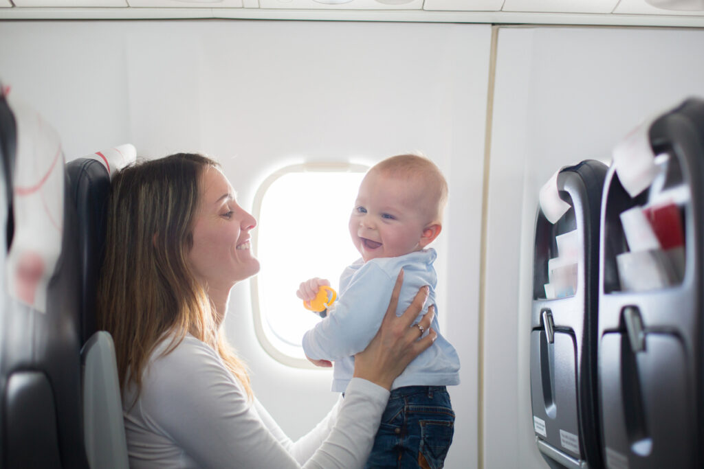 Bei einer Flugreise mit Kleinkindern muss auch der Kinderwagen im Flugzeug untergebracht werden. Es gibt mehrere Möglichkeiten, einen Kinderwagen zu transportieren.