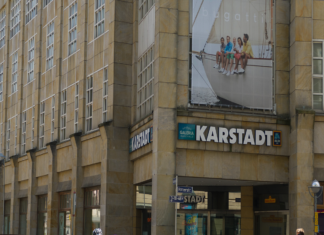 Der Karstadt in Karlsruhe. Das Kaufhaus ist von außen zu sehen. Im Eingangsbereich hängt das Galeria Kaufhof Schild. Es ist eines der traditionellen Kaufhäuser in Karlsruhe.