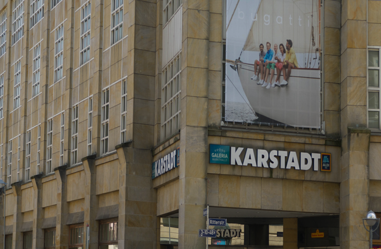 Der Karstadt in Karlsruhe. Das Kaufhaus ist von außen zu sehen. Im Eingangsbereich hängt das Galeria Kaufhof Schild. Es ist eines der traditionellen Kaufhäuser in Karlsruhe.