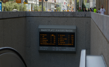 Eingang zur Karlsruher U-Bahn.