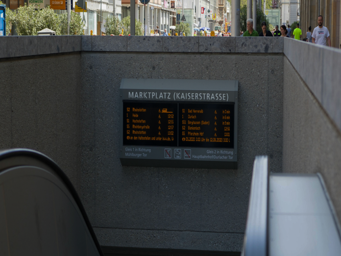 Eingang zur Karlsruher U-Bahn.