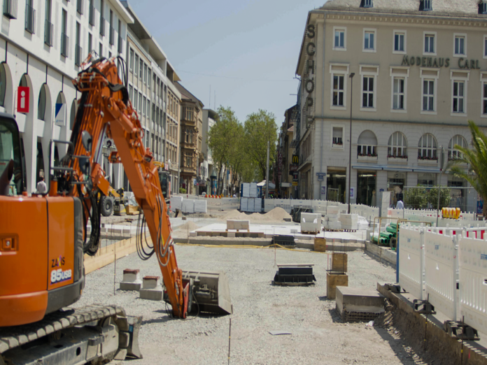 Arbeiten mit Baustelle in der Innenstadt.