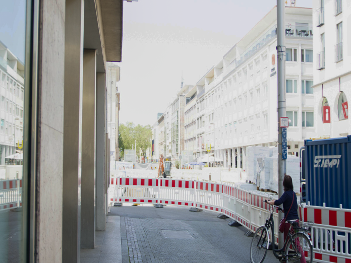 Absperrung in der Karlsruher Innenstadt zu einer Baustelle.