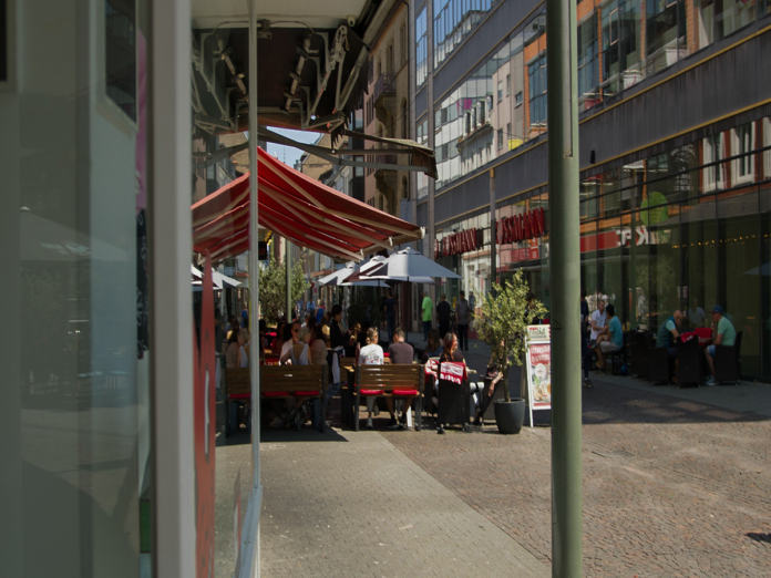 Restaurant mit Biergarten in der Innenstadt.